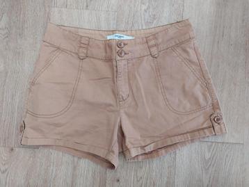 bruine short, geruite short en  kaki short in maat M beschikbaar voor biedingen