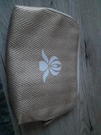 Klein toilettasje, Enlèvement