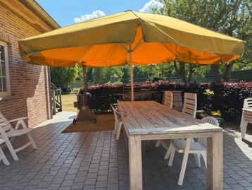Reuze parasol beschikbaar voor biedingen
