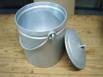 Grote oude dik aluminium kookpot met hengsel en deksel beschikbaar voor biedingen