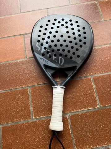 Padel racket beschikbaar voor biedingen