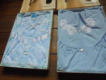 2 lichtblauwe vintage slaapkleedjes"Lingerie Cristel" maat S