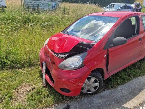 Toyota aygo année 2011 accidenté, Autos, Toyota, Particulier, Aygo, Essence, Euro 5, 3 portes, Boîte manuelle, Rouge, Enlèvement