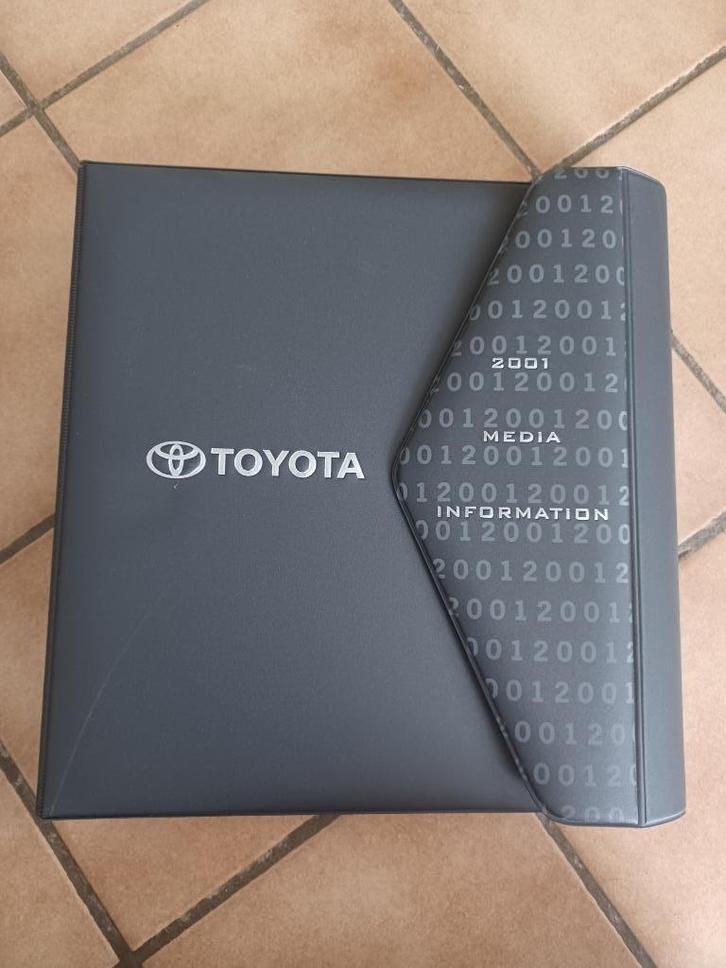 Dossier de Presse - Toyota 2001, Boeken, Auto's | Folders en Tijdschriften, Zo goed als nieuw, Toyota, Ophalen