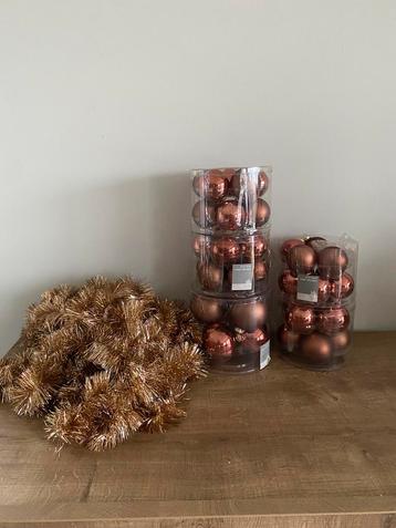 Set van 43 kerstballen en slingers beschikbaar voor biedingen