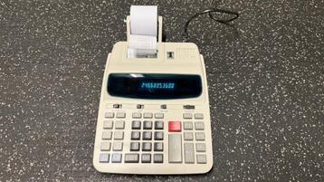 rekenmachine met papierrollen beschikbaar voor biedingen