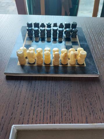 Vintage Carved Marble Chess Set – Decorative or Collectible beschikbaar voor biedingen