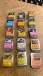 Pokémon pakketjes Surging Sparks +125 stuks (GEEN DUBBELE), Hobby en Vrije tijd, Ophalen of Verzenden, Zo goed als nieuw