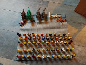 Lot lego minifigs jaren 90 disponible aux enchères