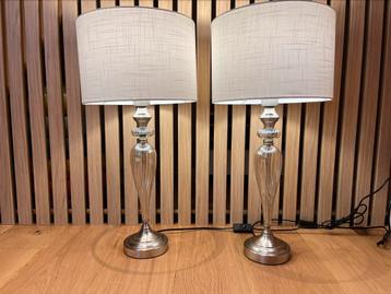 Twee glazen lampen met ecrukleurige lampenkap 