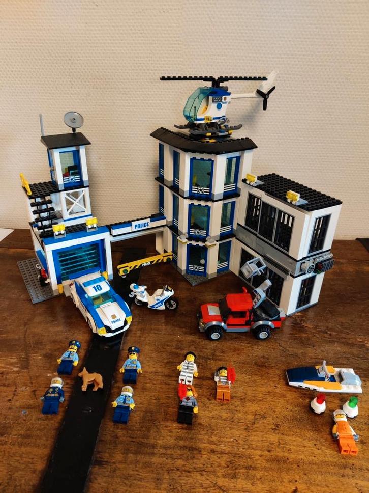 Lego City politiebureau 60141 en 30363 raceboot, Kinderen en Baby's, Speelgoed | Duplo en Lego, Zo goed als nieuw, Lego, Complete set