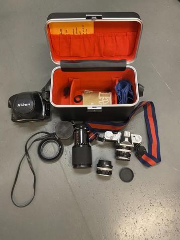 Nikon Nikkormat FT KIT (50 mm, 28 mm, macrozoom, tas, hoes) beschikbaar voor biedingen