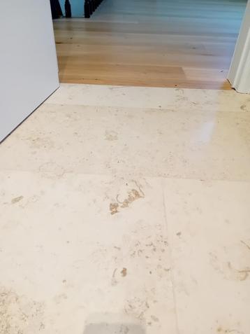 Koopje - 67 m² - Beige natuursteen tegels beschikbaar voor biedingen