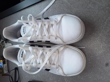 Te koop adidas schoenen  beschikbaar voor biedingen