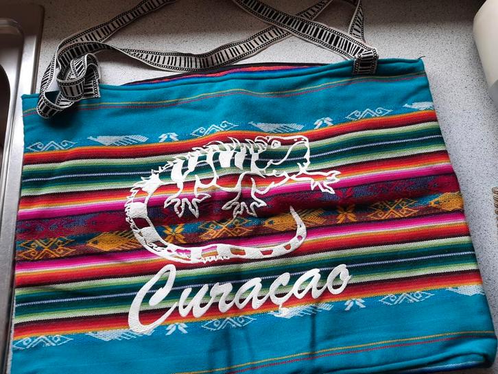 Curaçao schoudertas – kleurrijk boho design, handgeweven, Handtassen en Accessoires, Tassen | Reistassen en Weekendtassen, Gebruikt