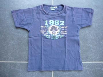 blauw T-shirt met 1982 beschikbaar voor biedingen