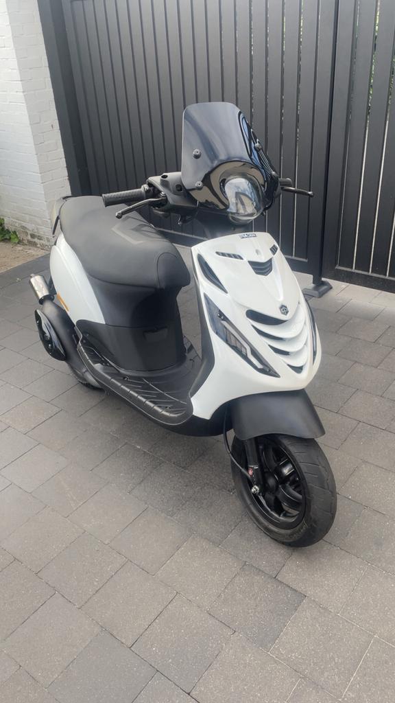 Piaggio zip 2takt, Fietsen en Brommers, Scooters | Piaggio, Zo goed als nieuw, Zip, Klasse A (25 km/u), Tweetakt, Ophalen