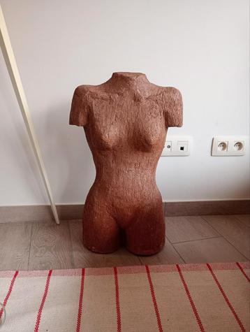 Terracotta vrouwenbeeld beschikbaar voor biedingen