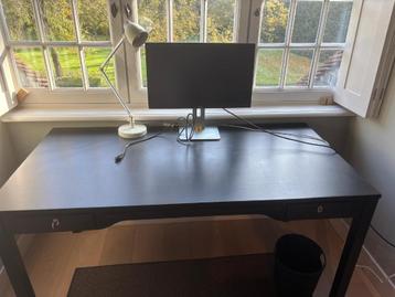 Mooie donkerbruin bureau met twee lades beschikbaar voor biedingen