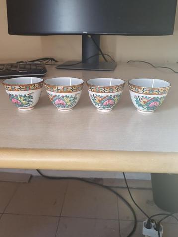 4 Chinese sake kopjes, 1 chinees kopje + 2 onderschotels  beschikbaar voor biedingen