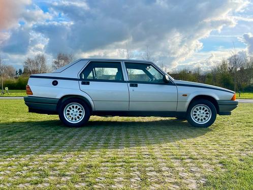 Alfa Romeo 75 1600 Carbu seulement 53330 km *ÉTAT NEUF*, Autos, Alfa Romeo, Entreprise, Achat, Essence, Berline, 4 portes, Boîte manuelle