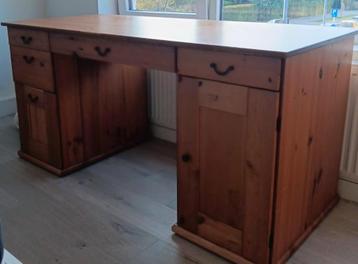 bureau hout beschikbaar voor biedingen