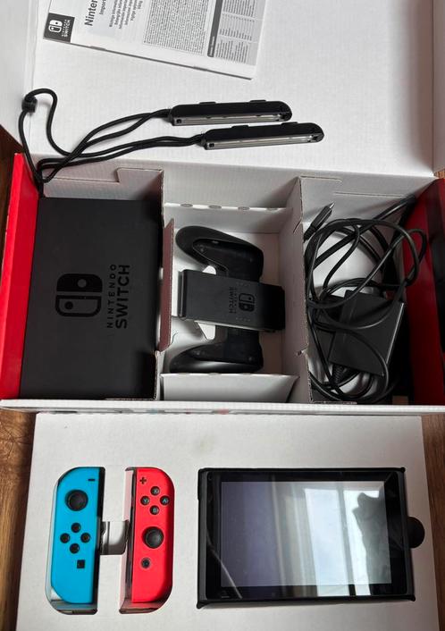 Nintendo Switch rood/blauw + doos + accessoires + 2 spellen, Games en Spelcomputers, Spelcomputers | Nintendo Switch, Zo goed als nieuw
