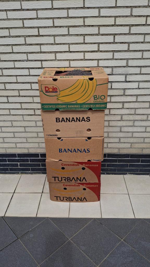 Bananendozen (5 stuks) met kleding., Diversen, Rommelmarktspullen, Gebruikt, Ophalen