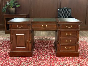 Klassiek Engels bureau #565 beschikbaar voor biedingen