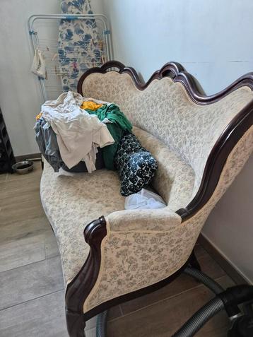 Ancienne banquette beschikbaar voor biedingen
