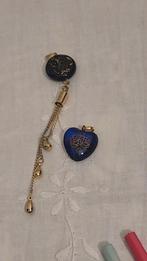 2 pendentifs en verre bleu, gravure dorée, Bijoux, Sacs & Beauté, Bijoux anciens, Pendentif, Autres matériaux, Enlèvement ou Envoi
