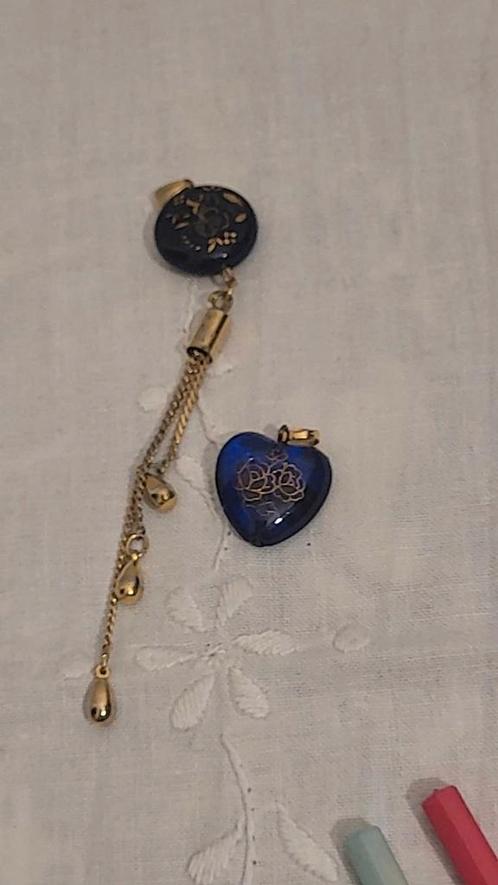 2 pendentifs en verre bleu, gravure dorée, Bijoux, Sacs & Beauté, Bijoux anciens, Pendentif, Autres matériaux, Doré, Enlèvement ou Envoi