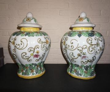 une paire de vases chinois de 45 cm de haut disponible aux enchères