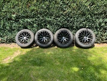 4 zwarte velgen + nieuwe banden (18 inch) beschikbaar voor biedingen