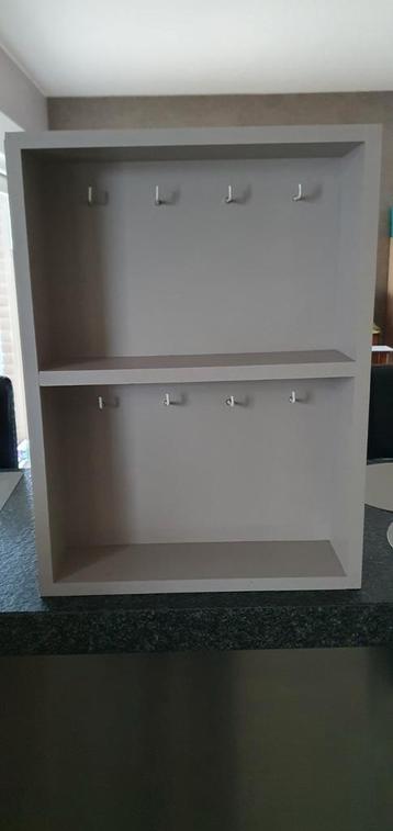 Open rekje met haakjes beschikbaar voor biedingen