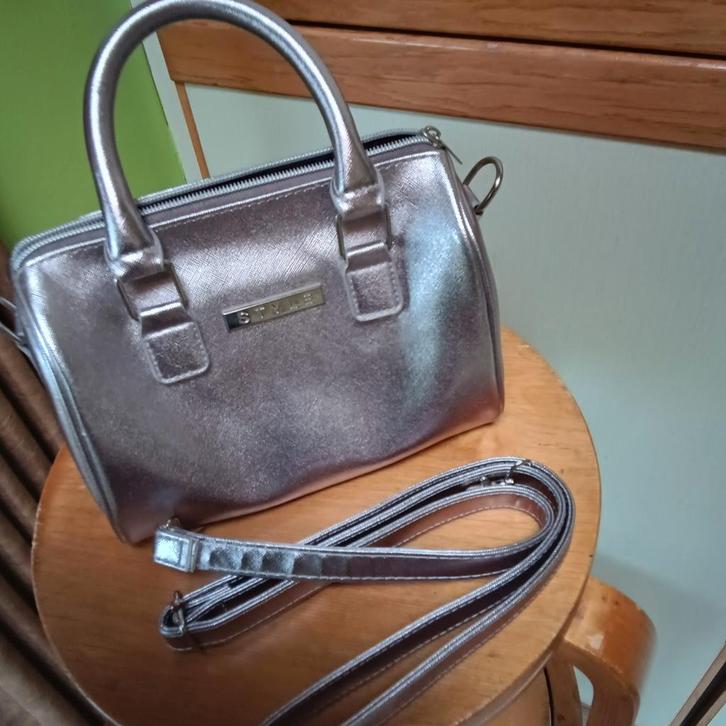 Zilverkleurige handtas, als cadeautje, Mortsel, Handtassen en Accessoires, Tassen | Damestassen, Nieuw, Handtas, Ophalen