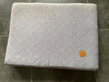 Orthopedisch grijs hondenkussen 80x60x10 beschikbaar voor biedingen