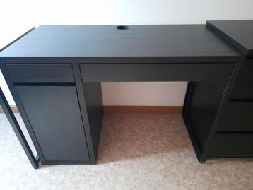 Zwarte bureau beschikbaar voor biedingen