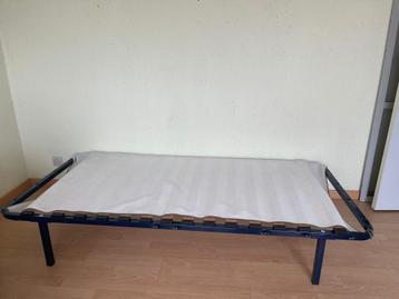 2 bedframes met lattenbodem (excl beddengoed) beschikbaar voor biedingen