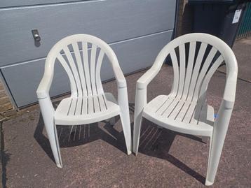 2 plastieke witte tuinstoelen beschikbaar voor biedingen