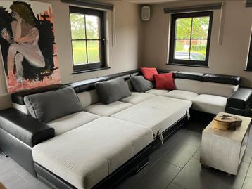 Hoek zetel met uittrekbaar stuk beschikbaar voor biedingen