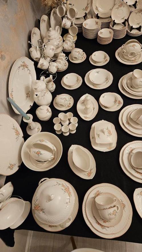 SERVIES VILLEROY EN BOCH,, ROSETTE... 175., Huis en Inrichting, Keuken | Servies, Zo goed als nieuw, Compleet servies, Overige stijlen