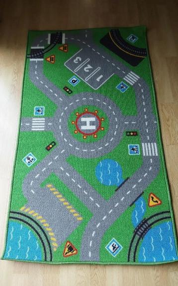 TAPIS 130CM X 75CM  IMPECCABLE +BOX RANGEMENT  beschikbaar voor biedingen