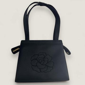 Chanel vintage handtas camellia zwart satijn beschikbaar voor biedingen