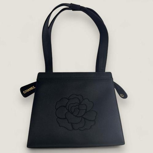 Chanel vintage handtas camellia zwart satijn, Handtassen en Accessoires, Tassen | Damestassen, Zo goed als nieuw, Handtas, Zwart