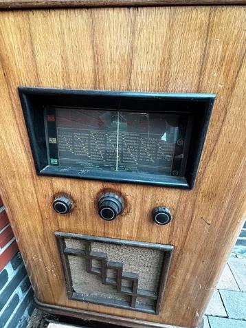 Vintage radio in houten kast beschikbaar voor biedingen