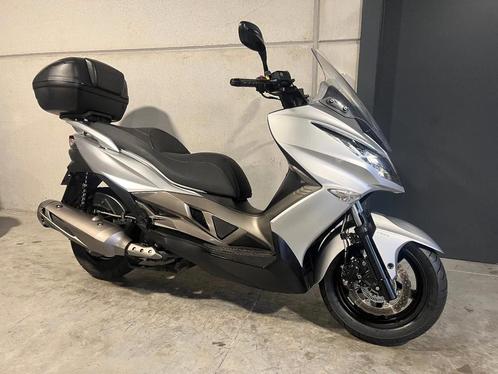 Kawasaki J300 luxescooter met topcase (bj 2015), Motoren, Motoren | Kawasaki, Bedrijf, Scooter, 12 t/m 35 kW