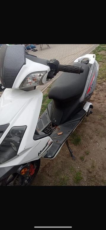 Scooter zonder papieren voor onderdelen of opmaak beschikbaar voor biedingen
