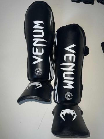 scheenbescherming Venom - maat Medium beschikbaar voor biedingen