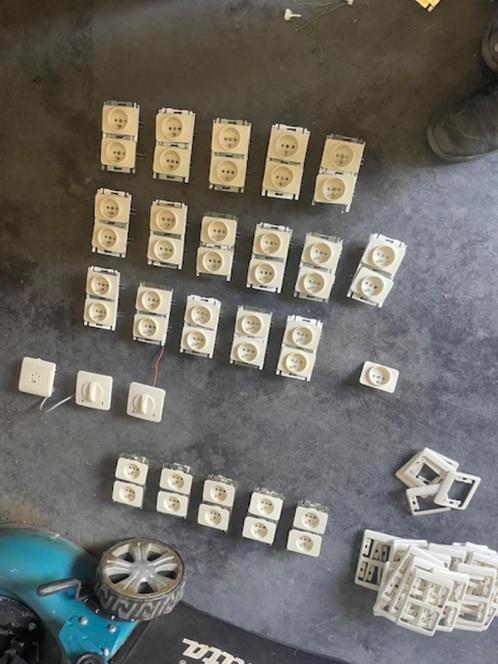 Stopcontacten en schakelaars NIKO (vorig model), Doe-het-zelf en Bouw, Elektriciteit en Kabels, Gebruikt, Ophalen